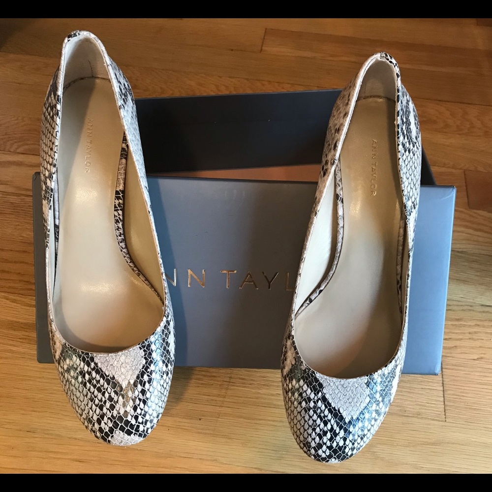 NWOTAnn Taylor Moon Cloud Olive Snake leather Pump